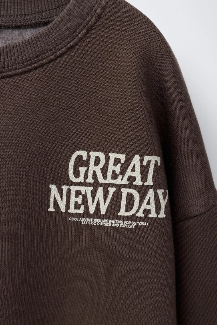 КОМПЛЕКТ ИЗ ТОЛСТОВКИ И БРЮК С ПРИНТОМ