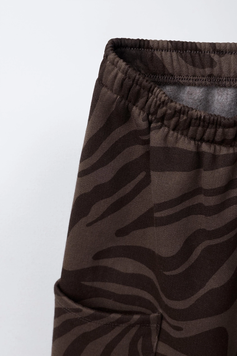 КОМПЛЕКТ ИЗ ТОЛСТОВКИ И БРЮК С ПРИНТОМ