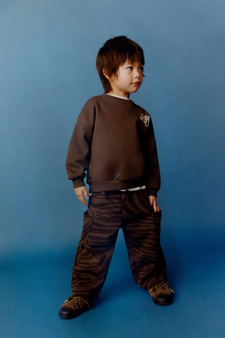 КОМПЛЕКТ ИЗ ТОЛСТОВКИ И БРЮК С ПРИНТОМ