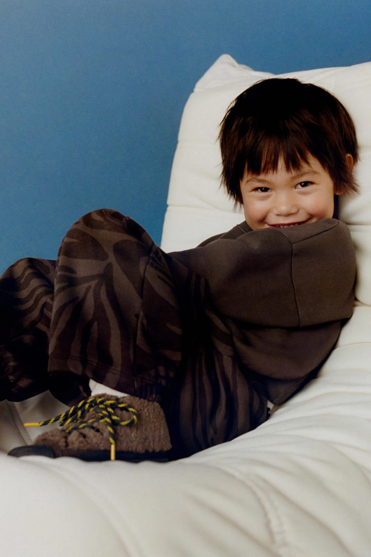 КОМПЛЕКТ ИЗ ТОЛСТОВКИ И БРЮК С ПРИНТОМ