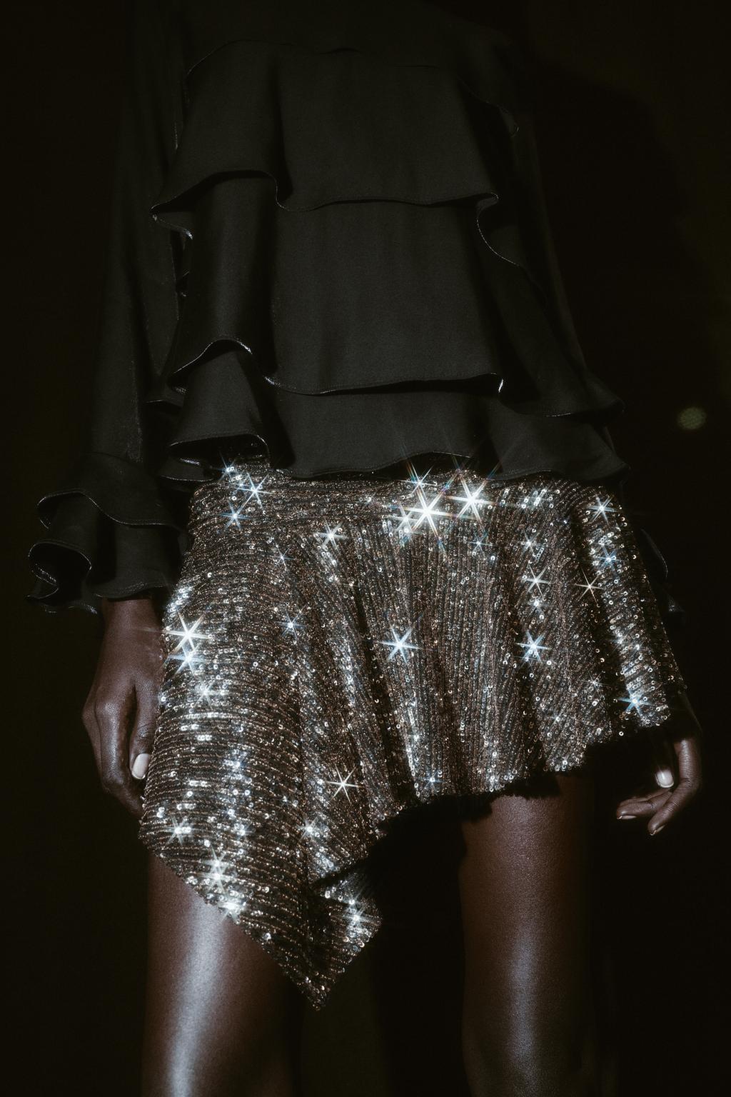 АСИММЕТРИЧНАЯ ЮБКА-ШОРТЫ С ПАЙЕТКАМИ