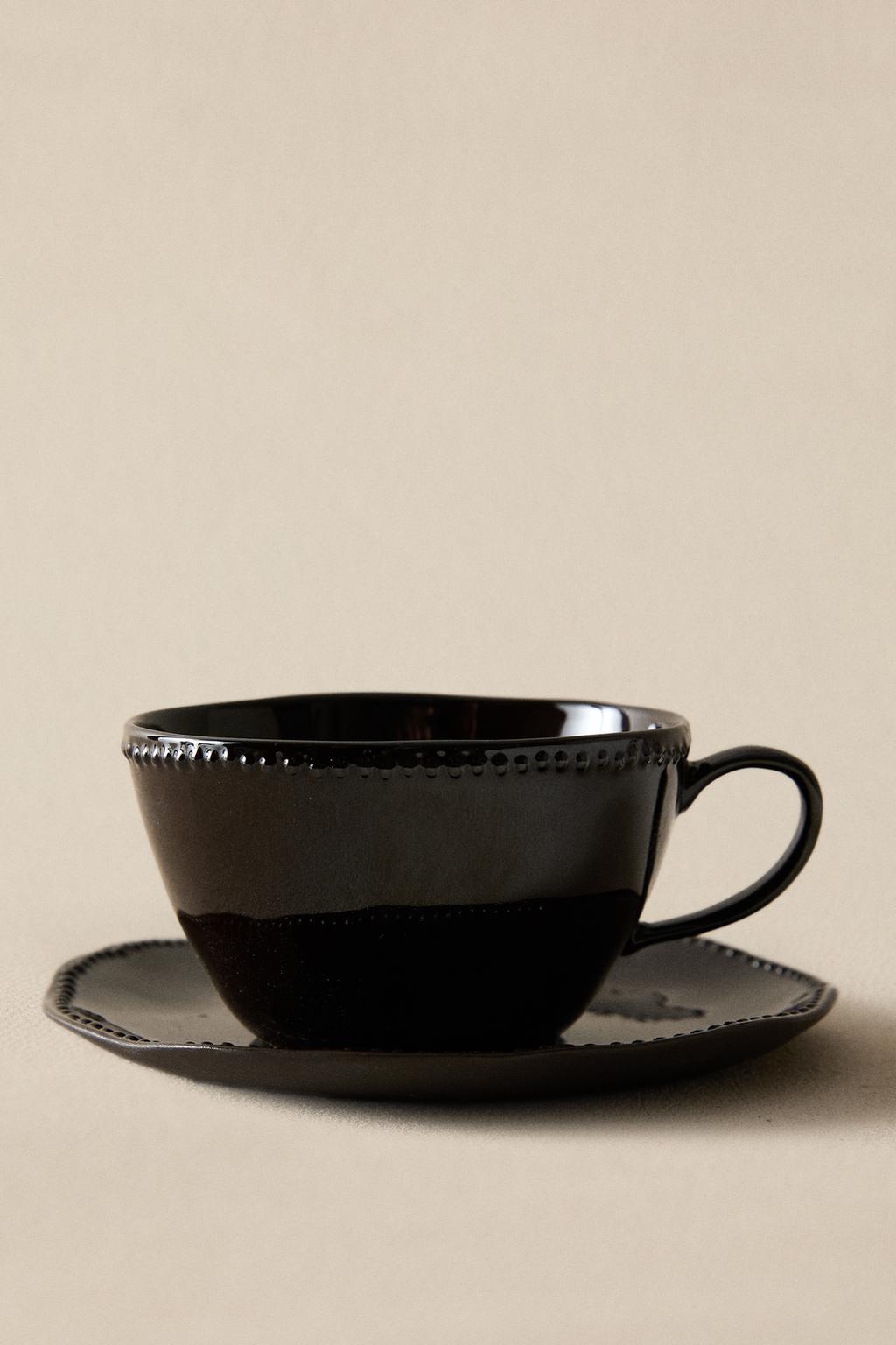 Чашка и блюдце для кофе из керамики с рельефным узором