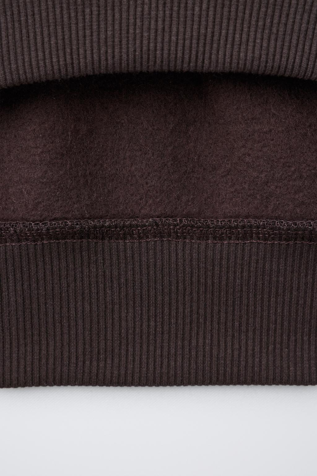 ТОЛСТОВКА С ВИШНЯМИ С РЕЛЬЕФНЫМ ПРИНТОМ CAPIBARA CAPYFUN ©