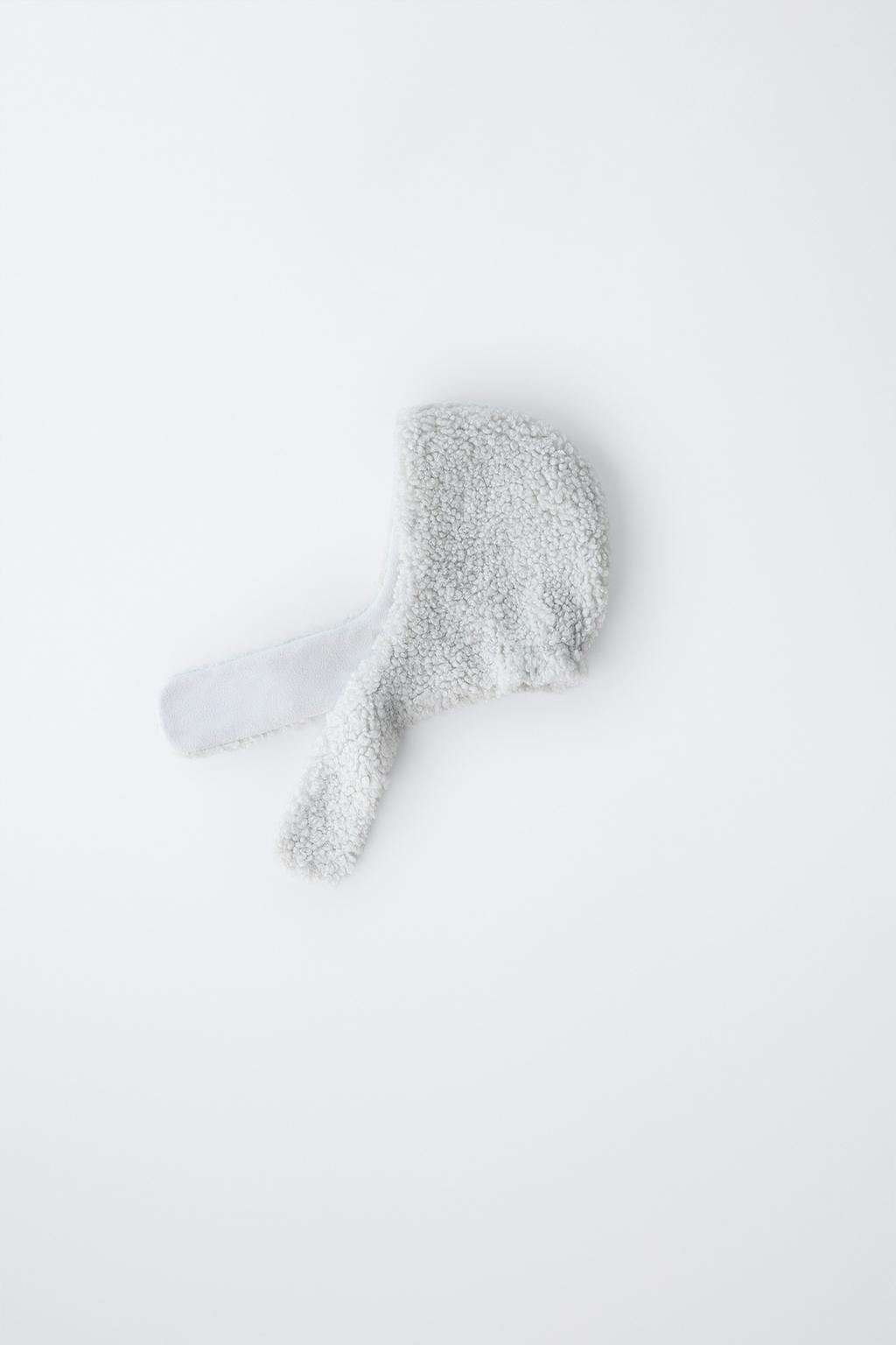 Шапка из искусственного меха с деталью на шее