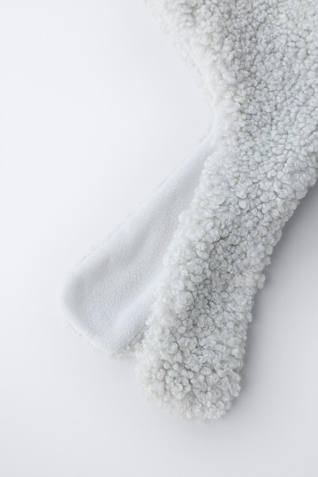 Шапка из искусственного меха с деталью на шее