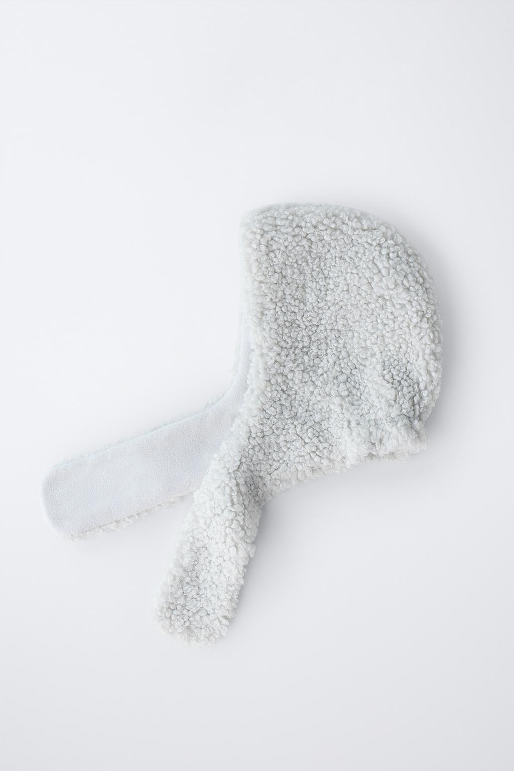 Шапка из искусственного меха с деталью на шее