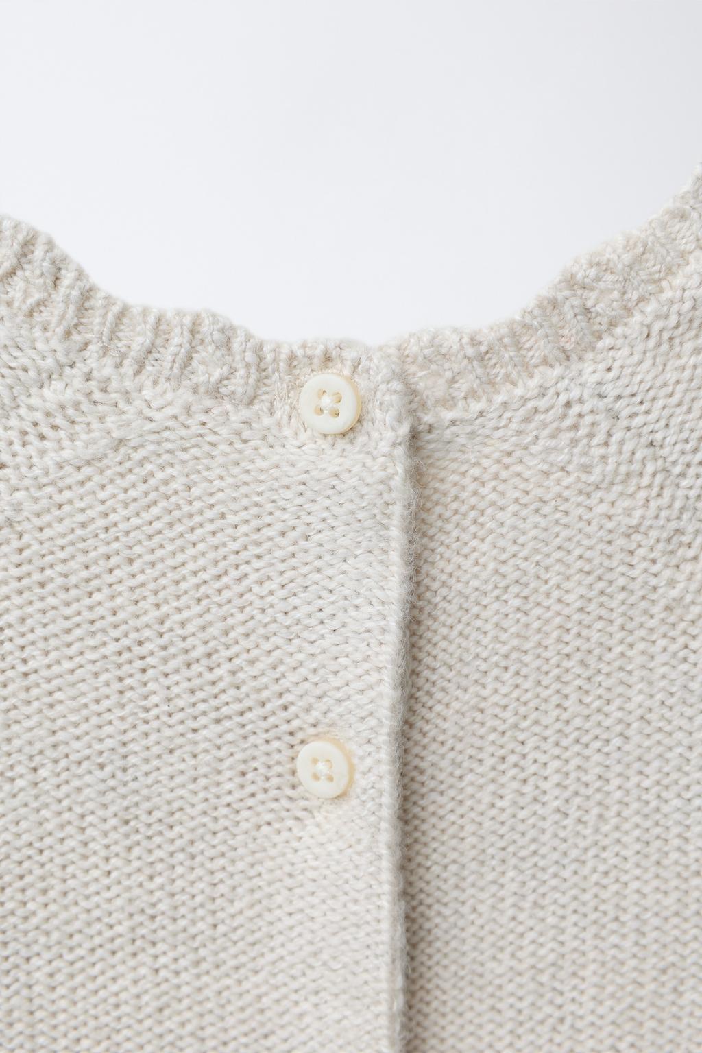 ВЯЗАНЫЙ КОМБИНЕЗОН С ВЫШИВКОЙ ЦВЕТОВ