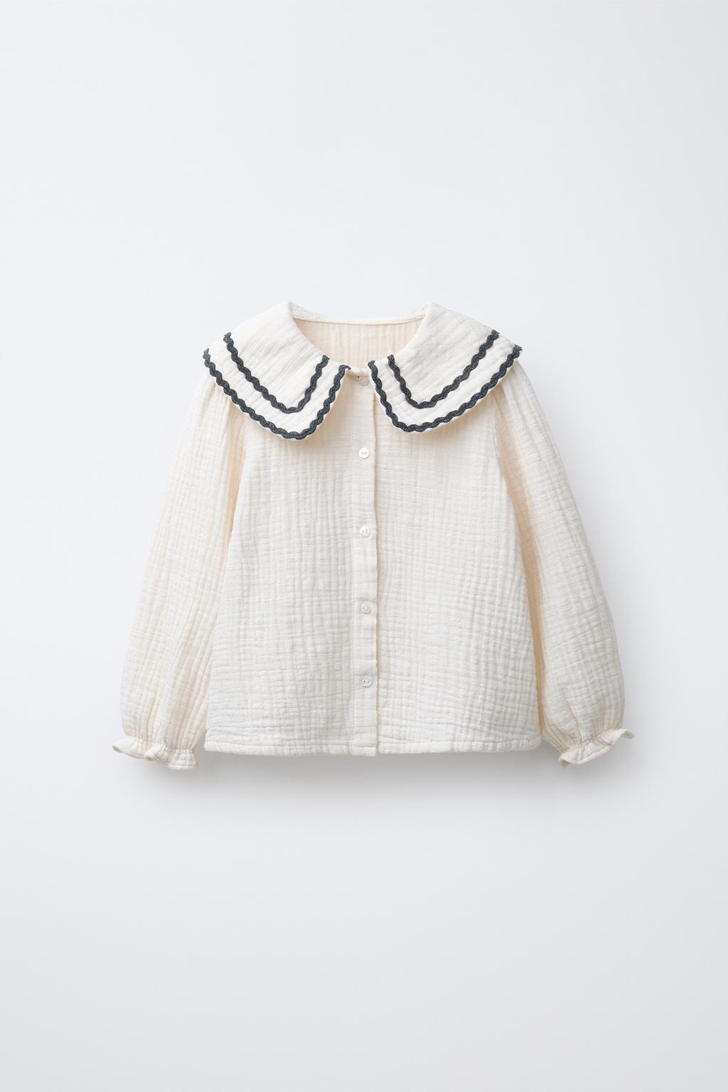 РУБАШКА ИЗ РЕЛЬЕФНОЙ ТКАНИ С КОНТРАСТНЫМ ВОЛНИСТЫМ ВОРОТНИКОМ