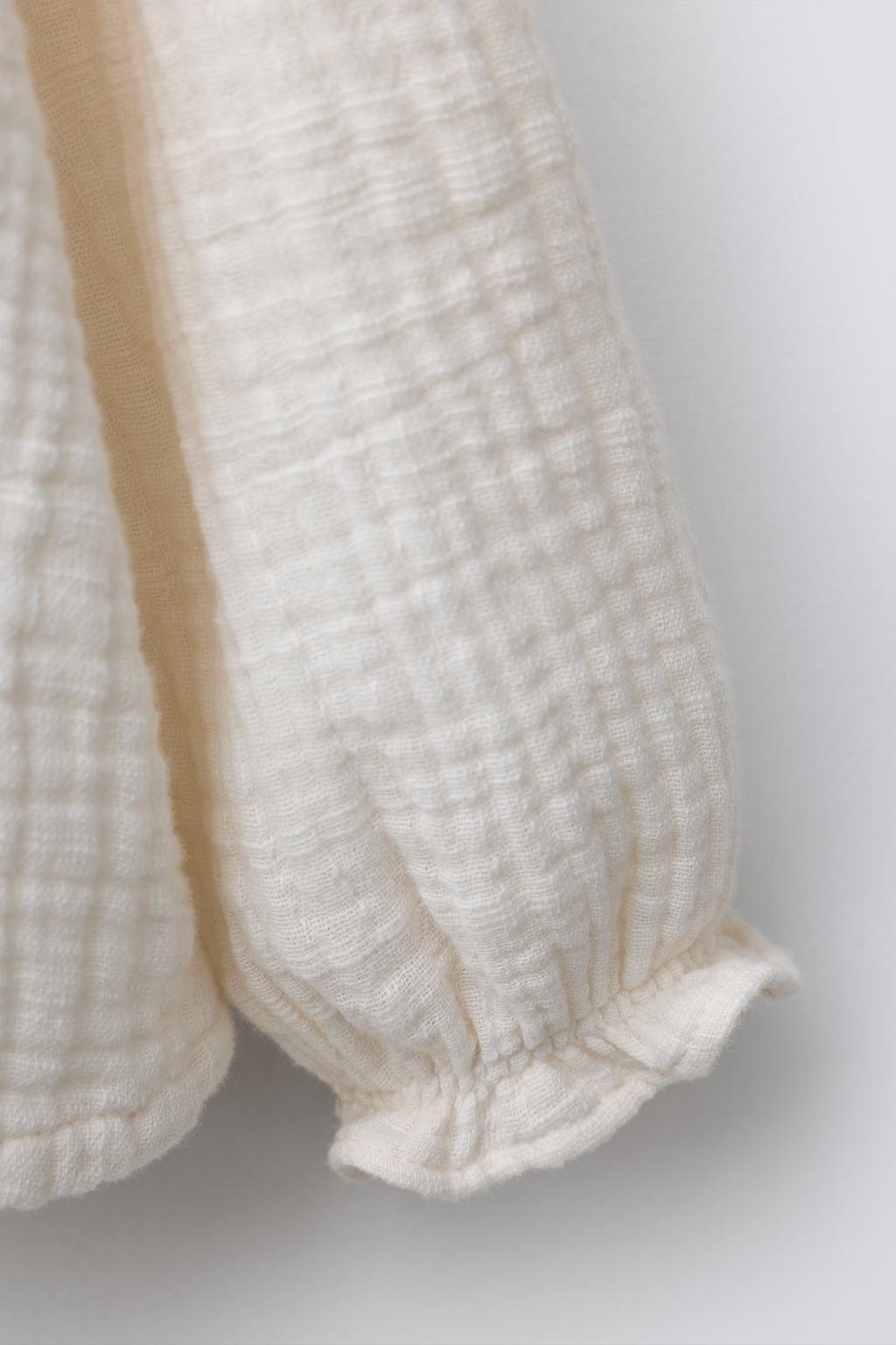 РУБАШКА ИЗ РЕЛЬЕФНОЙ ТКАНИ С КОНТРАСТНЫМ ВОЛНИСТЫМ ВОРОТНИКОМ