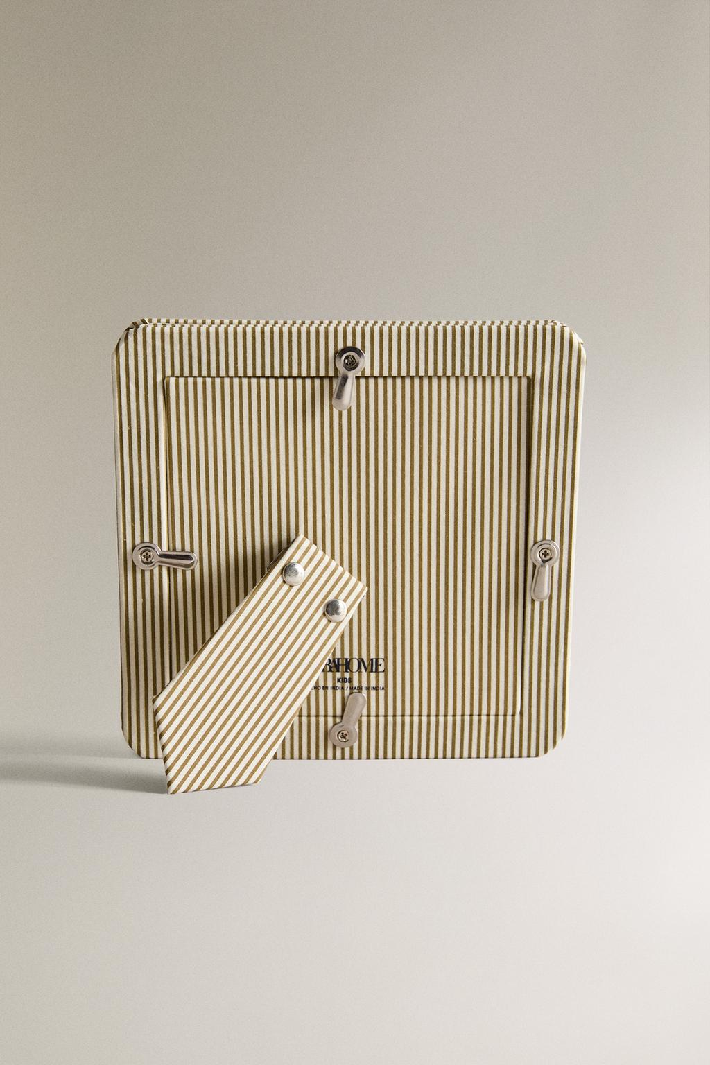 Детская маленькая рамка для фотографий в полоску