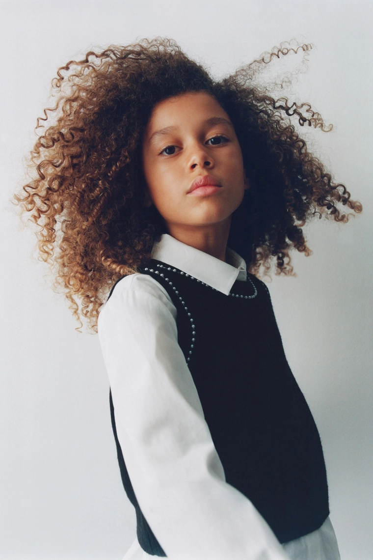 ОДНОТОННАЯ РУБАШКА С ТРИКОТАЖНЫМ ЖИЛЕТОМ И ЖЕМЧУГОМ