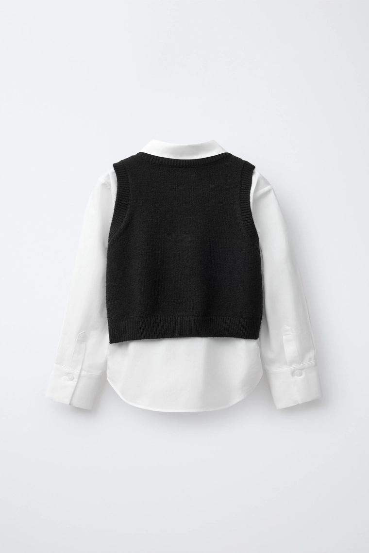 ОДНОТОННАЯ РУБАШКА С ТРИКОТАЖНЫМ ЖИЛЕТОМ И ЖЕМЧУГОМ