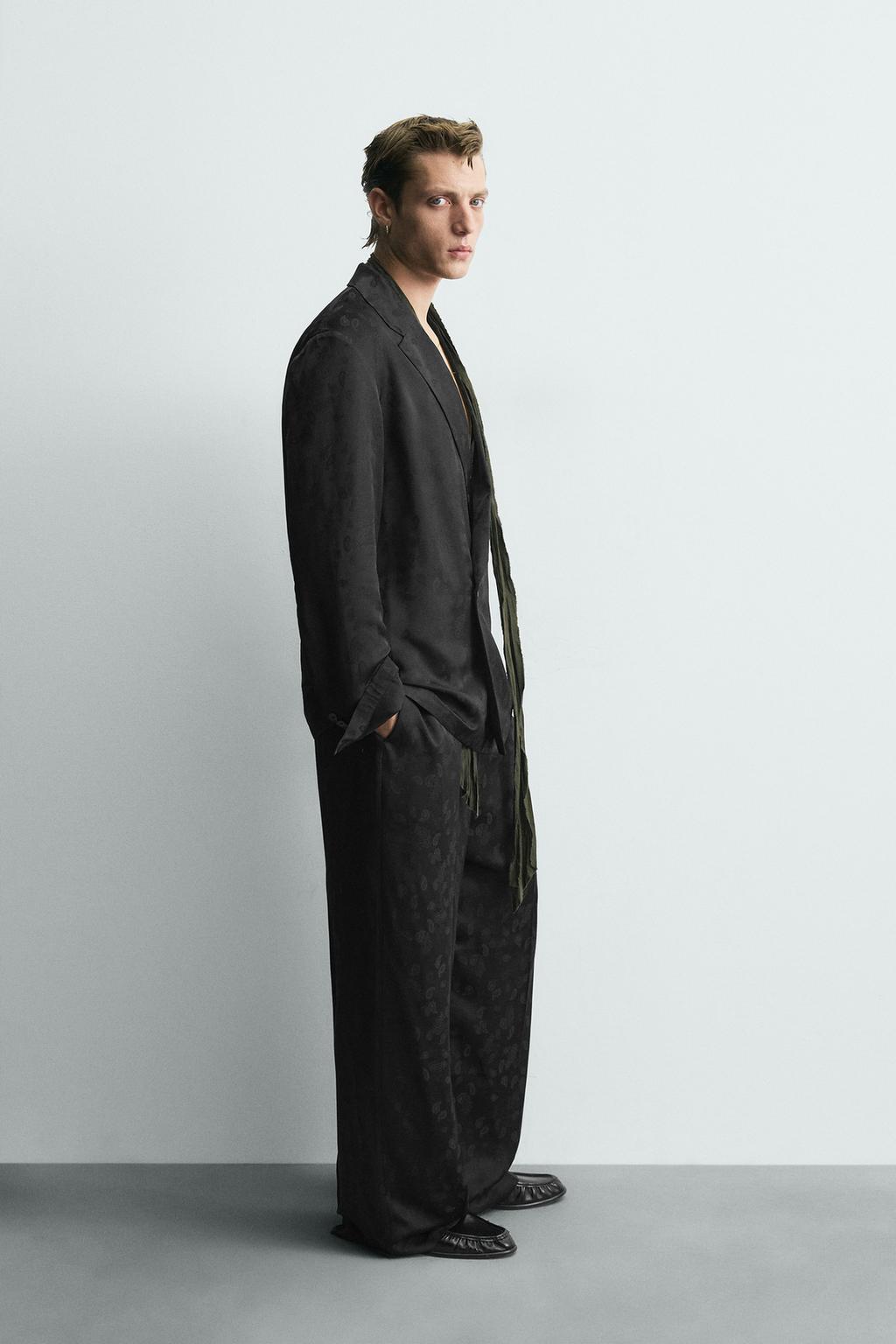 СТРУЯЩИЙСЯ КОСТЮМНЫЙ БЛЕЙЗЕР ИЗ ЖАККАРДА ПЕЙСЛИ - LIMITED EDITION