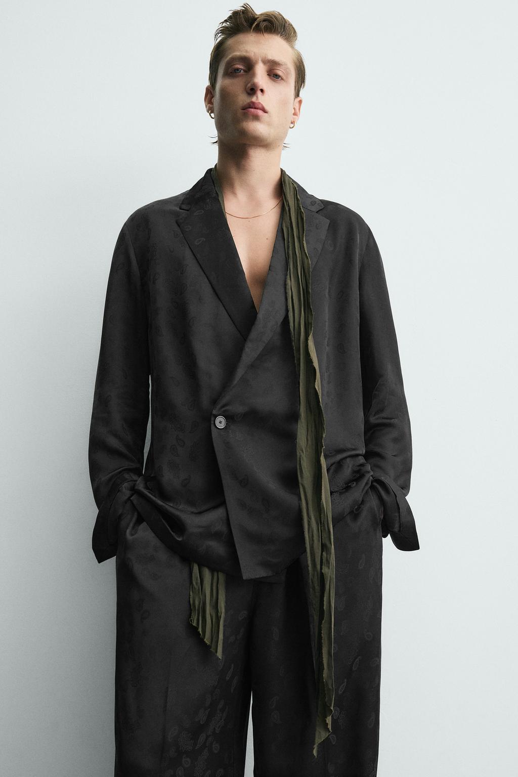 СТРУЯЩИЙСЯ КОСТЮМНЫЙ БЛЕЙЗЕР ИЗ ЖАККАРДА ПЕЙСЛИ - LIMITED EDITION