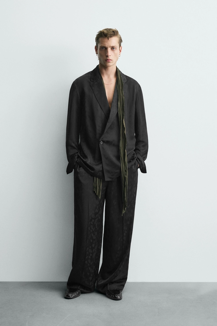 СТРУЯЩИЙСЯ КОСТЮМНЫЙ БЛЕЙЗЕР ИЗ ЖАККАРДА ПЕЙСЛИ - LIMITED EDITION