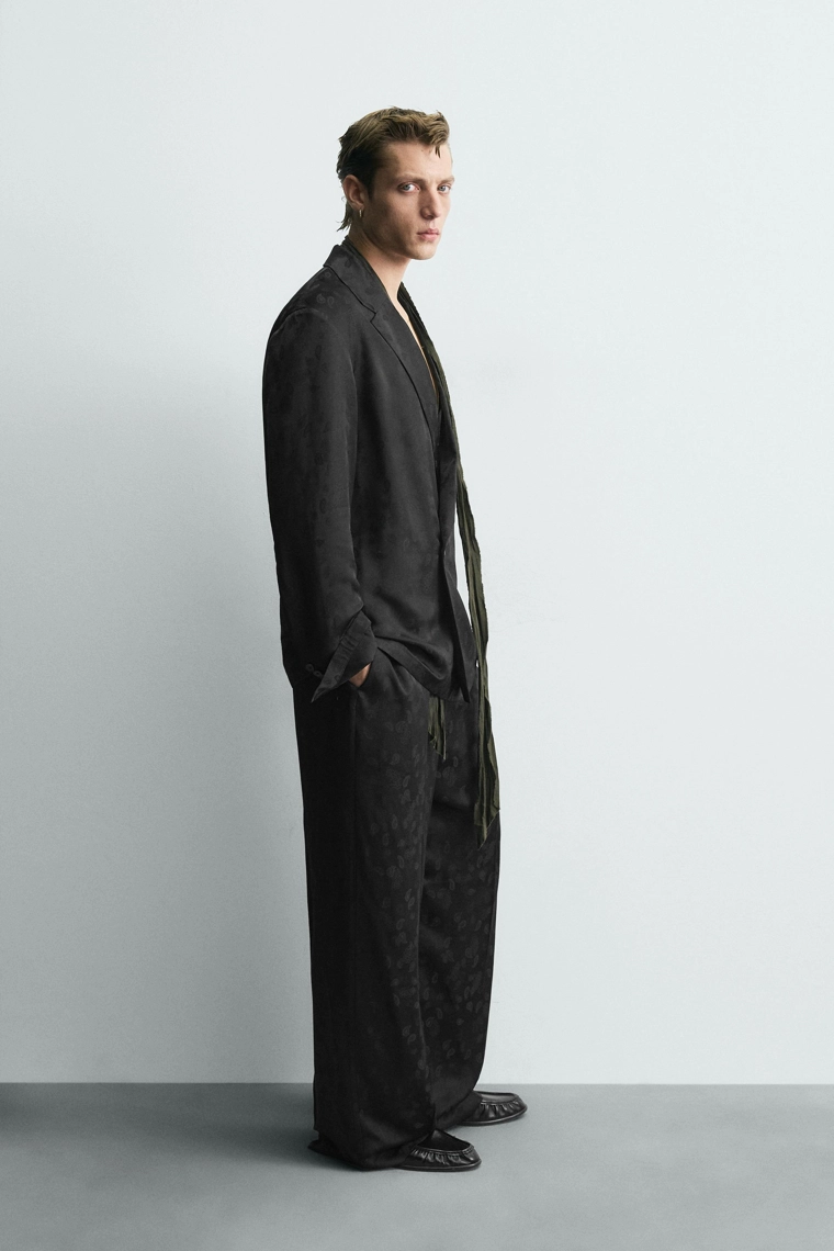 СТРУЯЩИЙСЯ КОСТЮМНЫЙ БЛЕЙЗЕР ИЗ ЖАККАРДА ПЕЙСЛИ - LIMITED EDITION