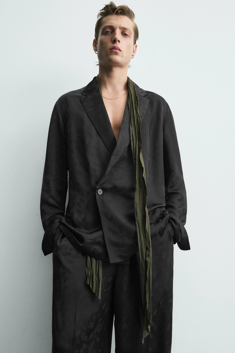 СТРУЯЩИЙСЯ КОСТЮМНЫЙ БЛЕЙЗЕР ИЗ ЖАККАРДА ПЕЙСЛИ - LIMITED EDITION