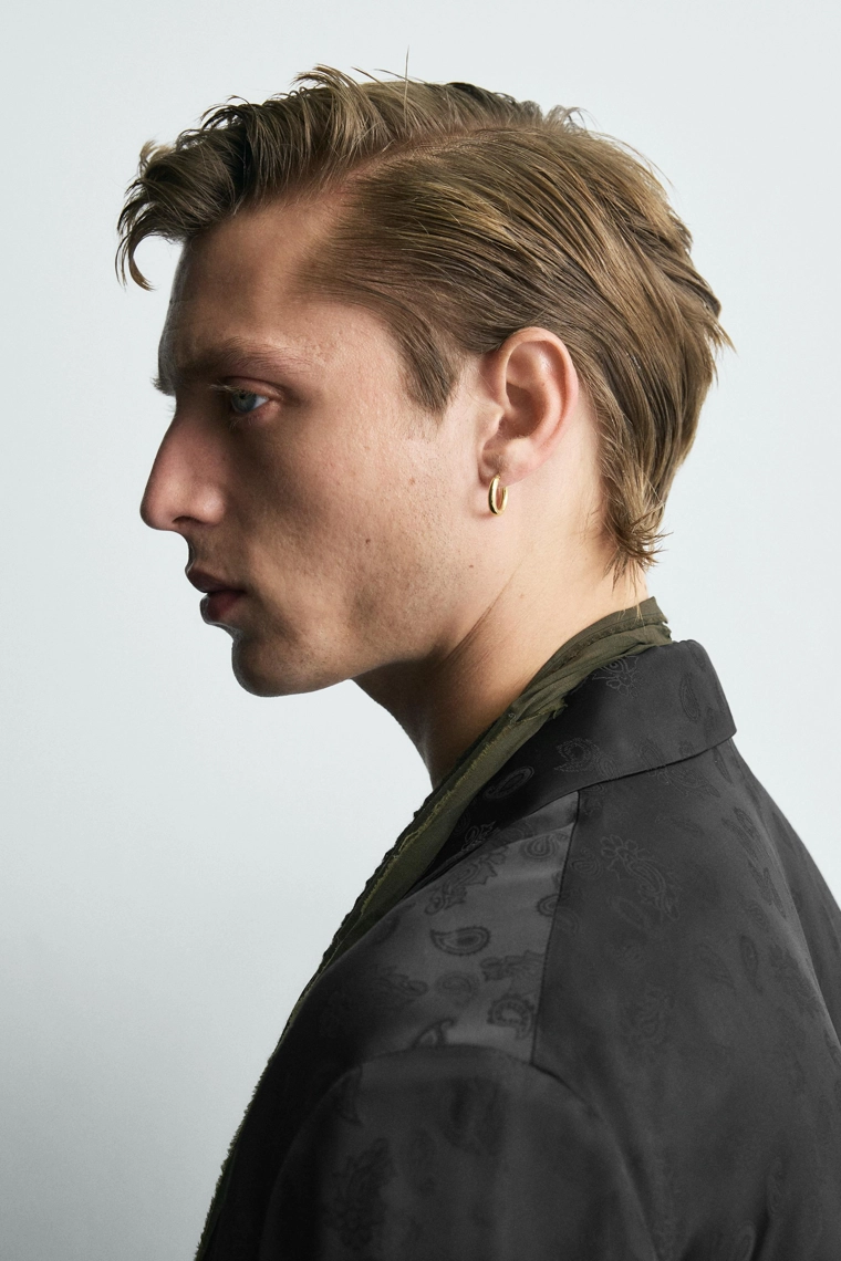 СТРУЯЩИЙСЯ КОСТЮМНЫЙ БЛЕЙЗЕР ИЗ ЖАККАРДА ПЕЙСЛИ - LIMITED EDITION