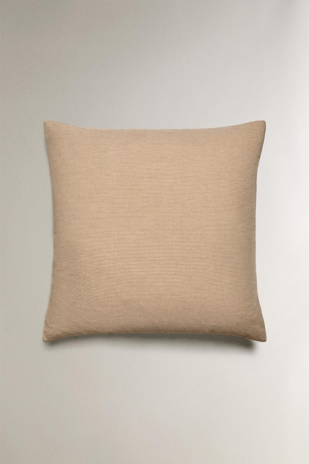 Наволочка с полосатым сирюковым покрывалом