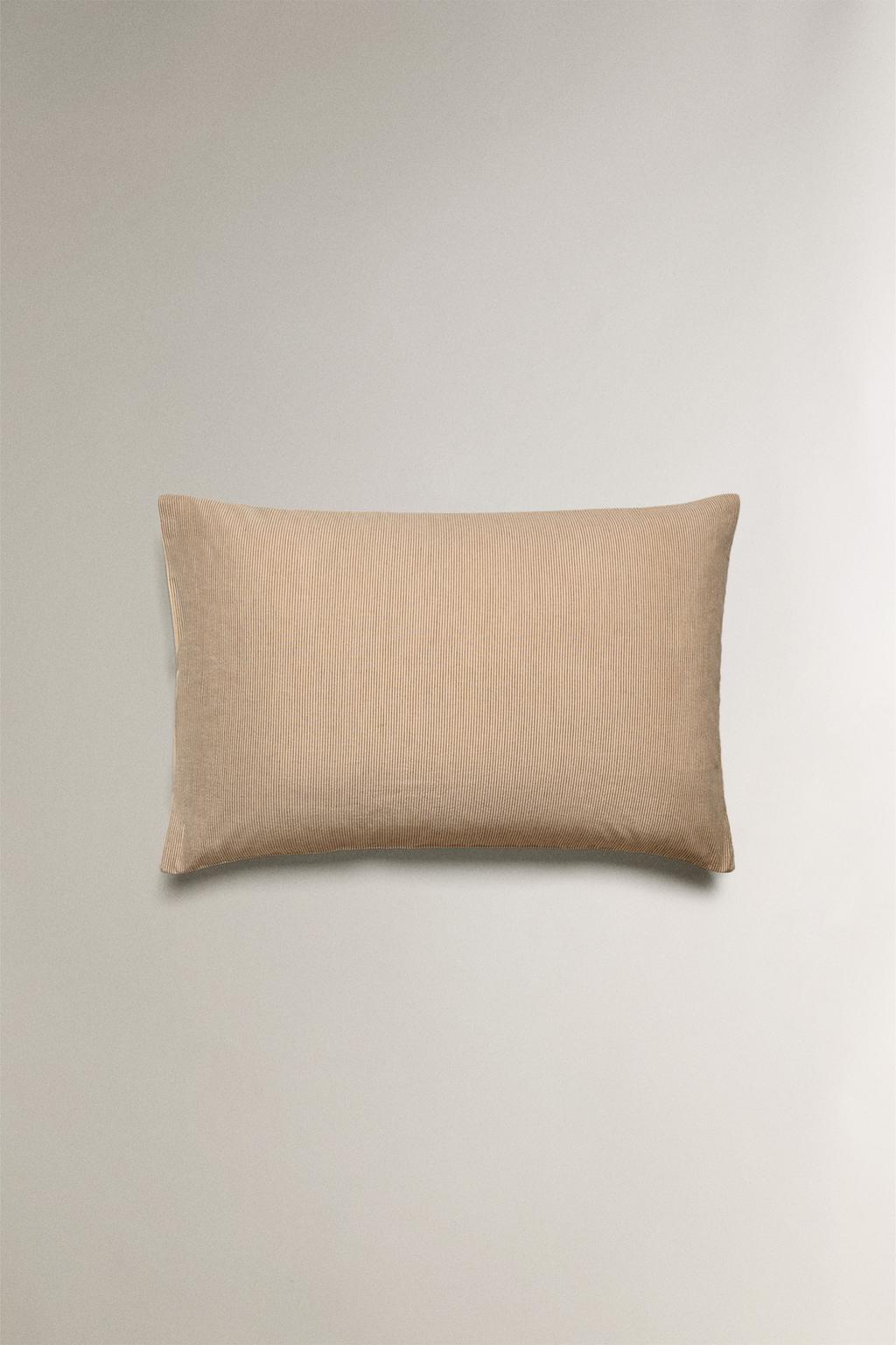 Наволочка с полосатым сирюковым покрывалом