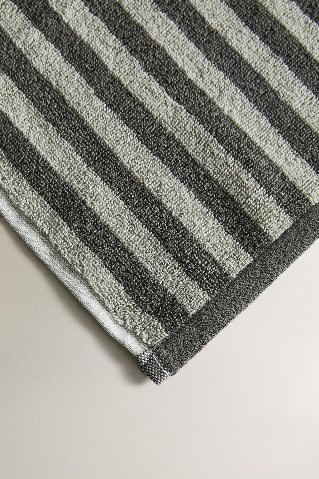 Полотенце для ванны с цветными полосами