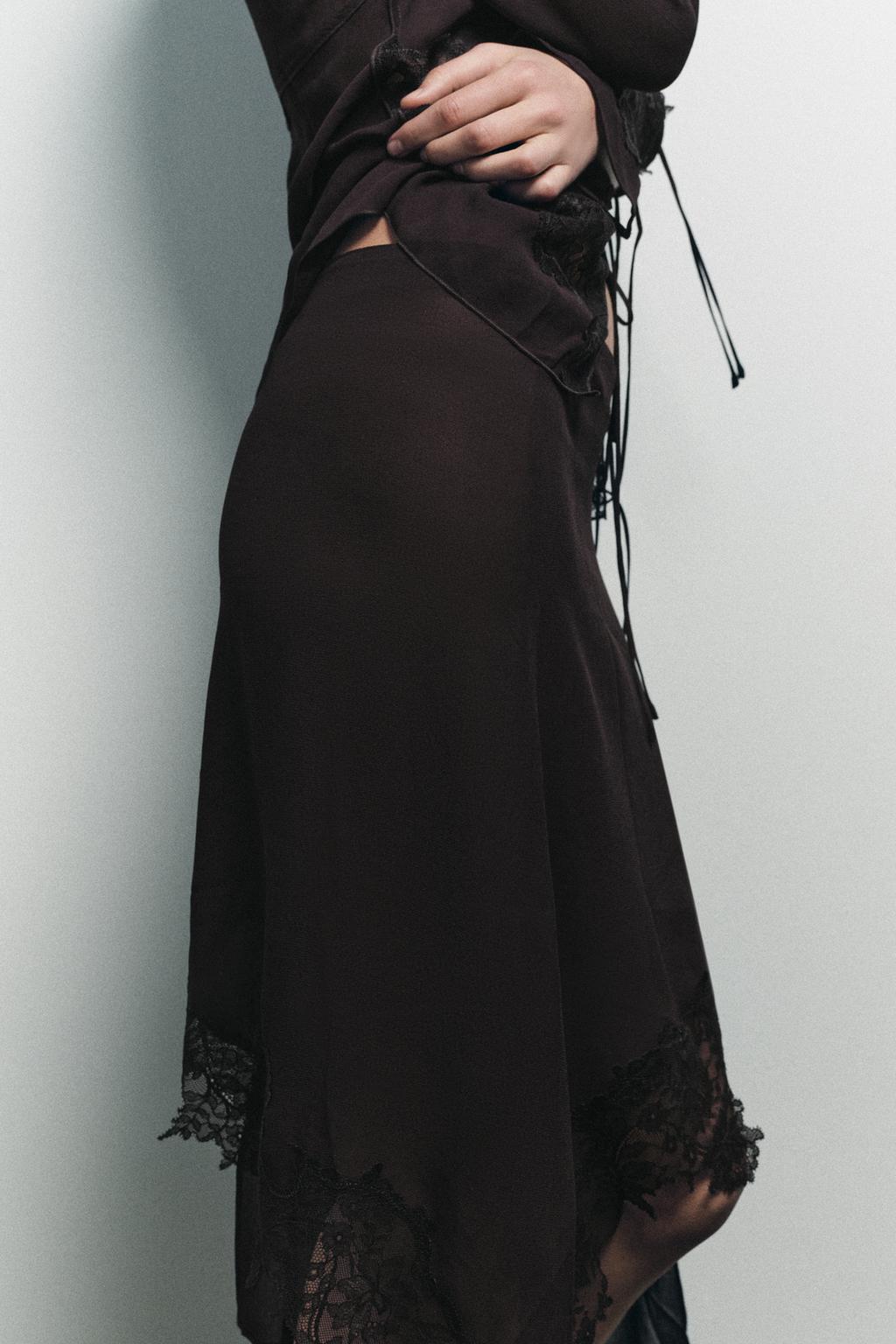 ЮБКА ИЗ ЖОРЖЕТА С АСИММЕТРИЧНЫМ КРУЖЕВОМ