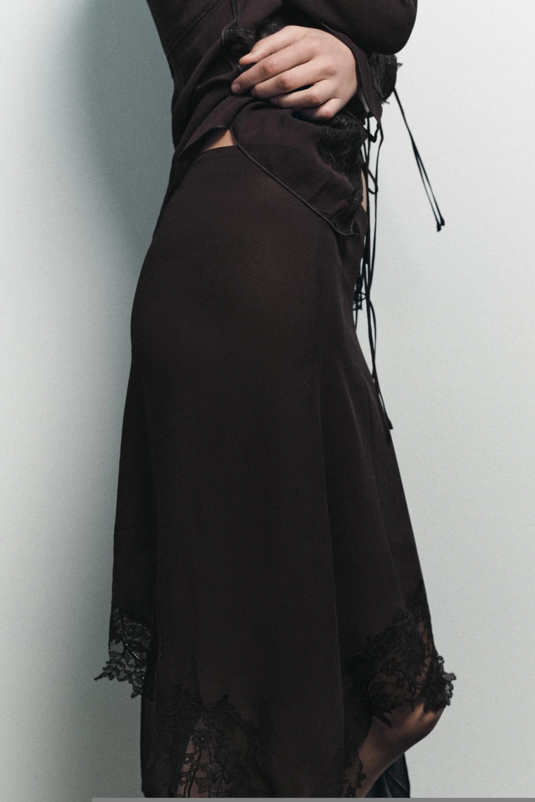 ЮБКА ИЗ ЖОРЖЕТА С АСИММЕТРИЧНЫМ КРУЖЕВОМ