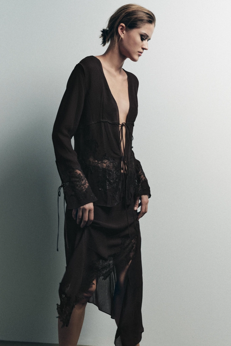 ЮБКА ИЗ ЖОРЖЕТА С АСИММЕТРИЧНЫМ КРУЖЕВОМ