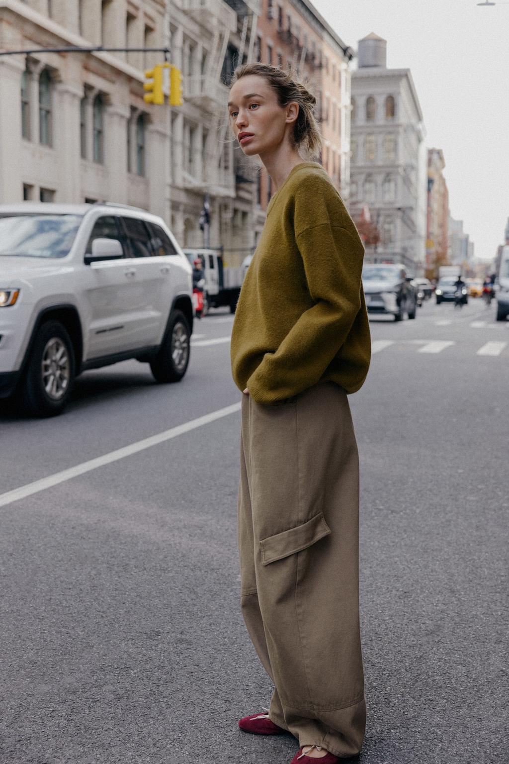 ОДНОТОННЫЙ СВИТЕР С V-ОБРАЗНЫМ ВЫРЕЗОМ