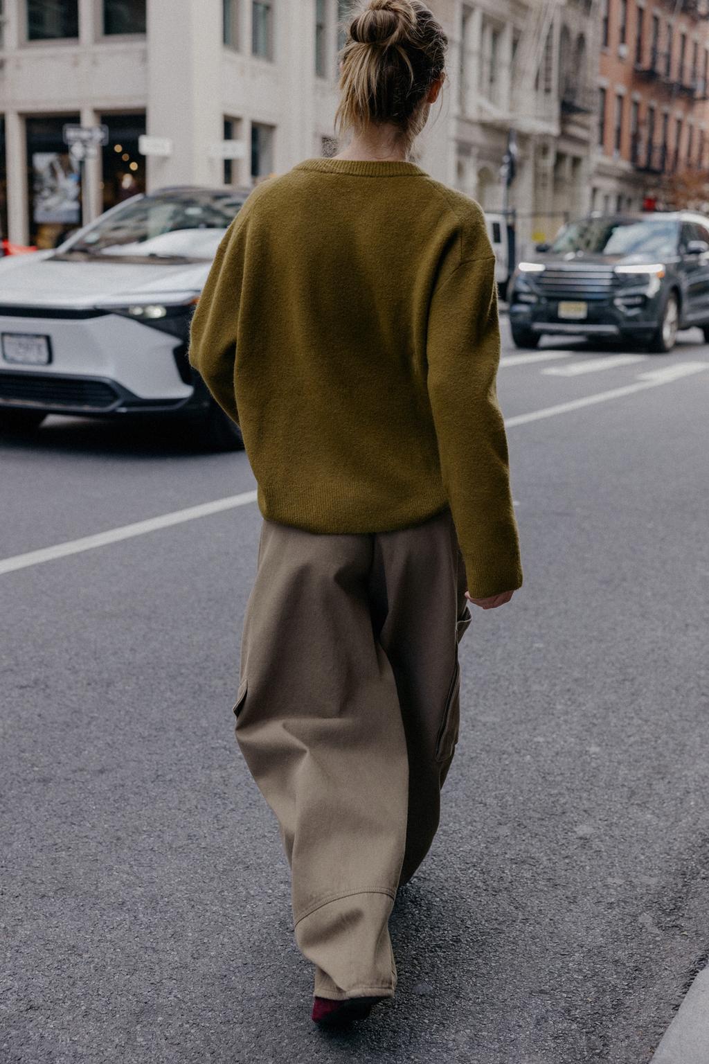 ОДНОТОННЫЙ СВИТЕР С V-ОБРАЗНЫМ ВЫРЕЗОМ