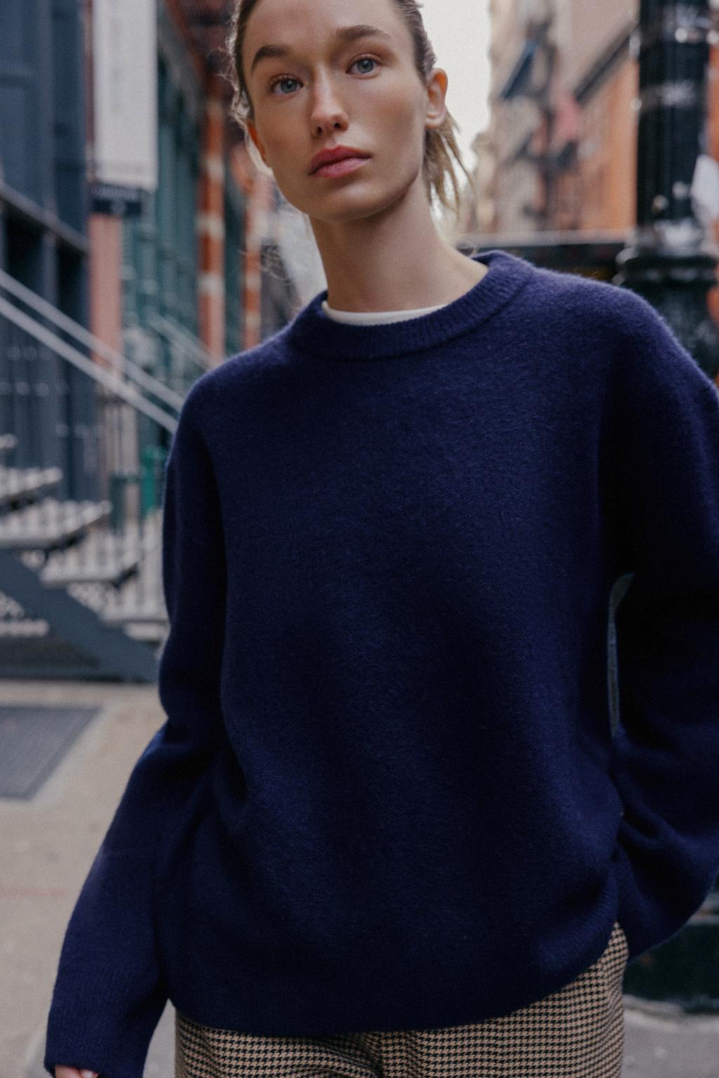 ОДНОТОННЫЙ СВИТЕР