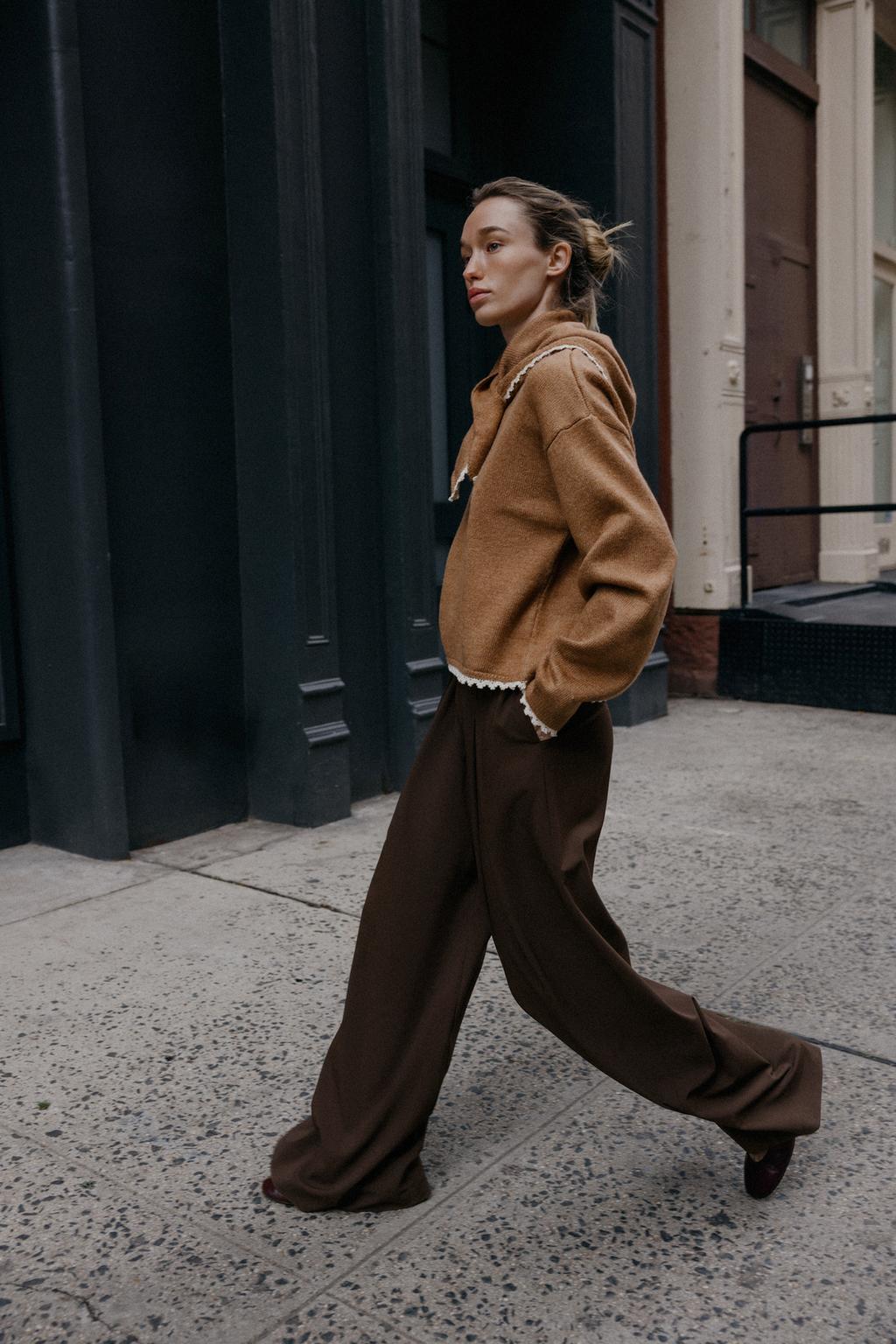 ВЯЗАНЫЙ ДЖЕРСИ С БАНДАНОЙ И КРУЖЕВОМ