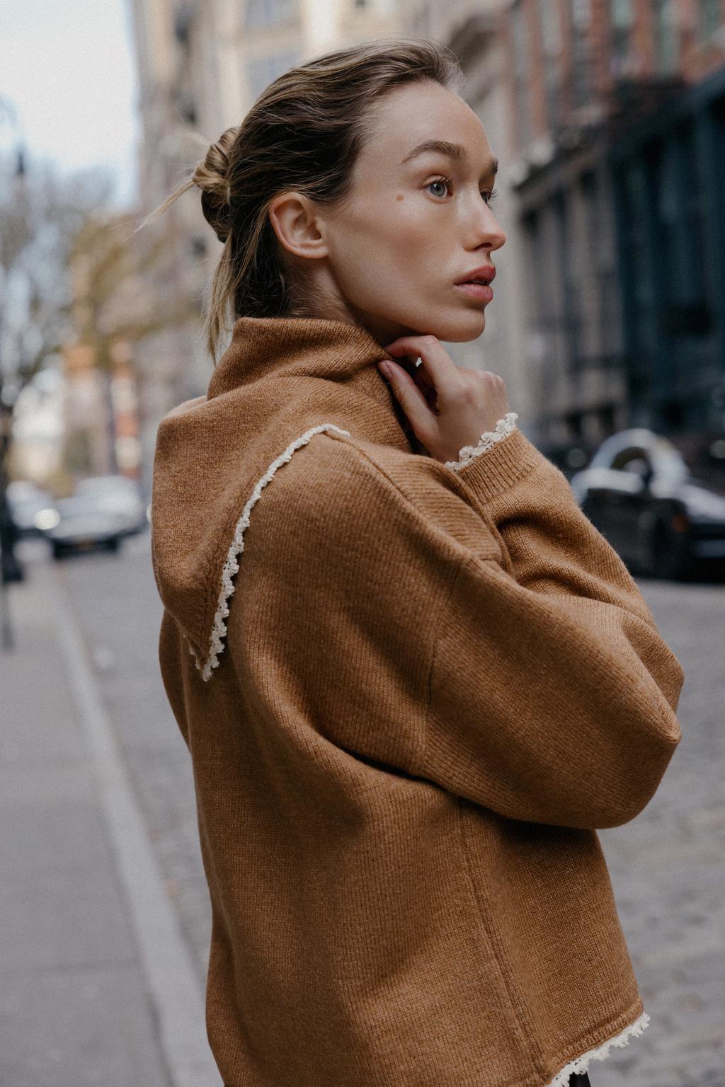 ВЯЗАНЫЙ ДЖЕРСИ С БАНДАНОЙ И КРУЖЕВОМ