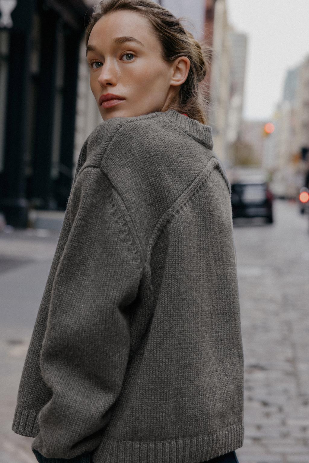 ДЖЕМПЕР С ДЕТАЛЬЮ НА СПИНЕ