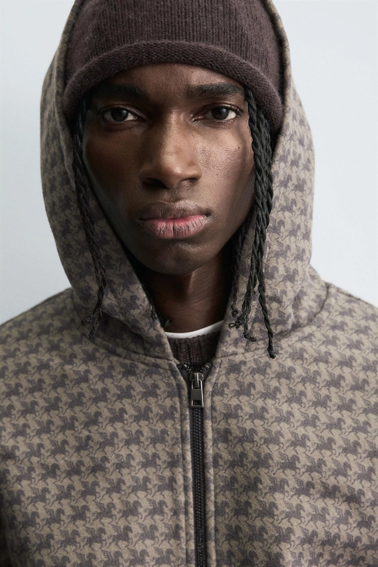 КУРТКА С КАПЮШОНОМ И ПРИНТОМ ЛОШАДЕЙ