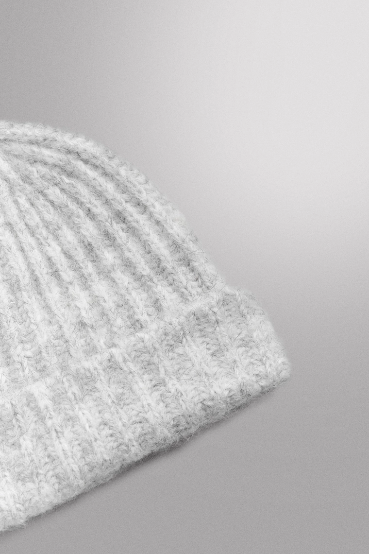 ШАПКА ИЗ РЕЛЬЕФНОЙ ПРЯЖИ