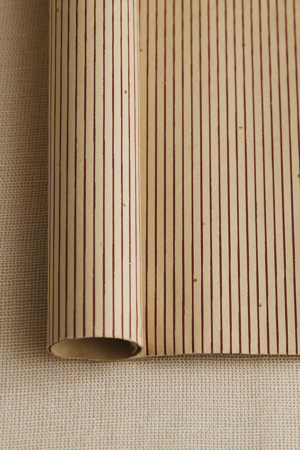 Полосатая новогодняя упаковочная бумага