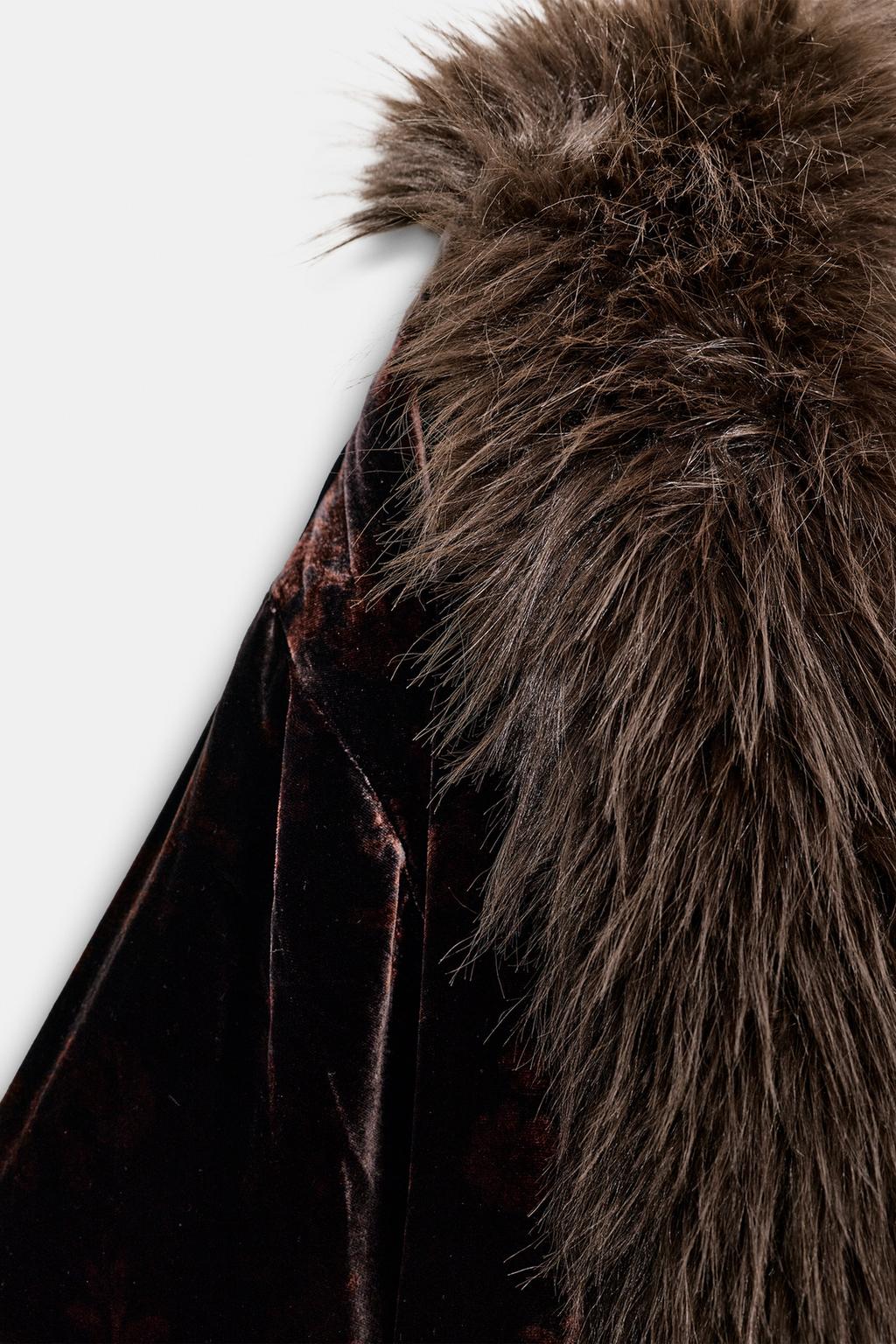 ПАЛЬТО ИЗ ВЕЛЬВЕТА С ПРИНТОМ И ЭФФЕКТОМ МЕХА