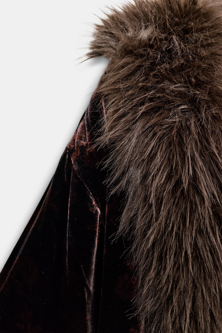 ПАЛЬТО ИЗ ВЕЛЬВЕТА С ПРИНТОМ И ЭФФЕКТОМ МЕХА