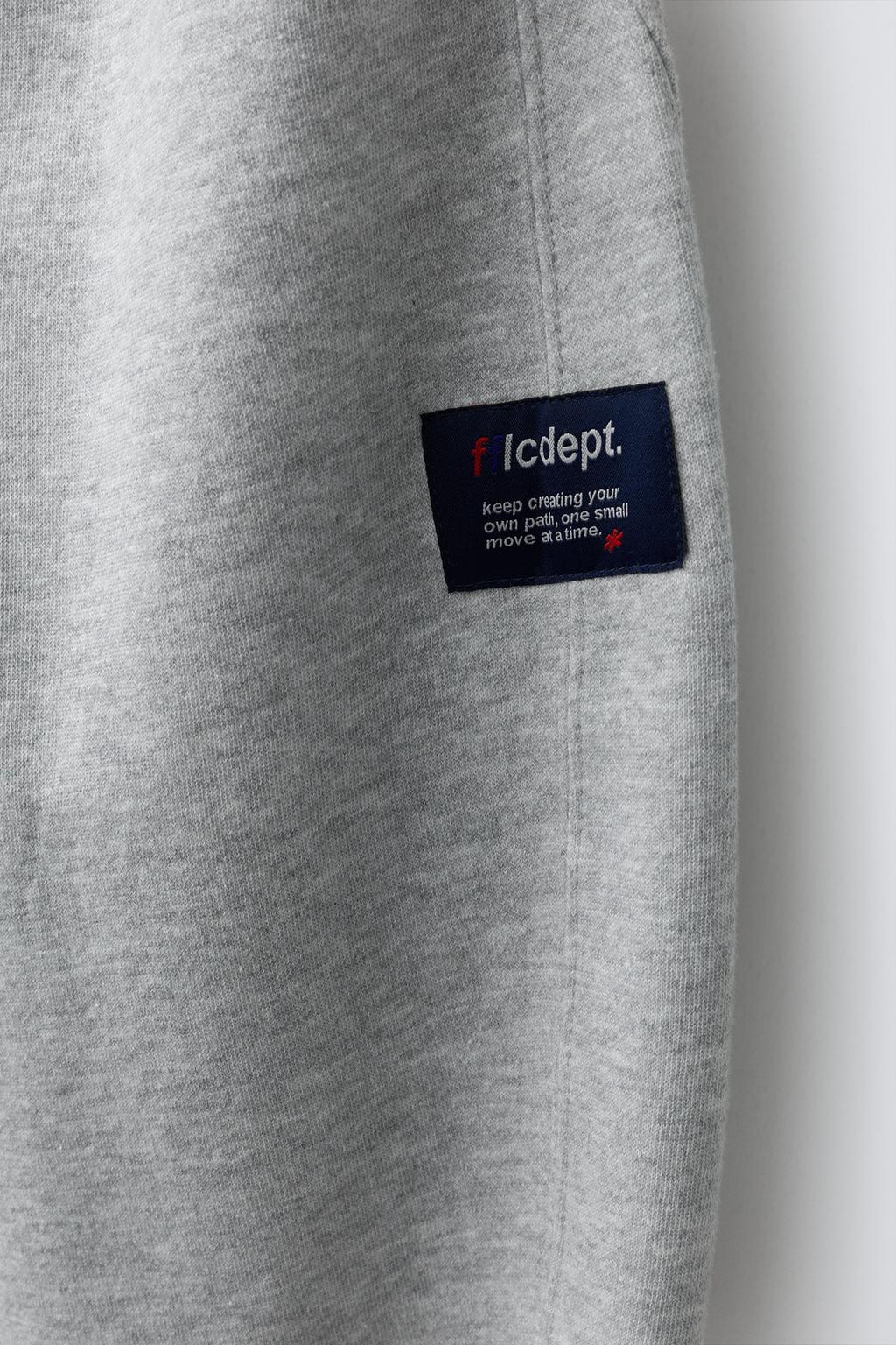 БРЮКИ BARREL ИЗ МЯГКОЙ ТКАНИ С НАШИВКОЙ