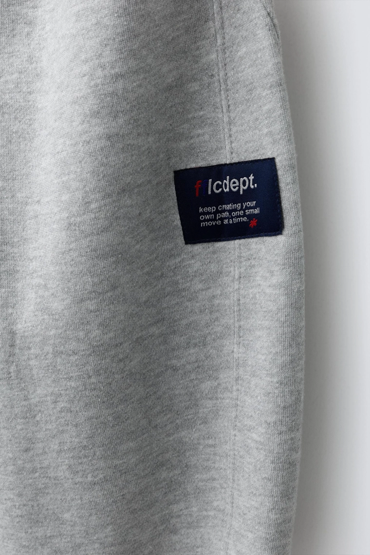 БРЮКИ BARREL ИЗ МЯГКОЙ ТКАНИ С НАШИВКОЙ