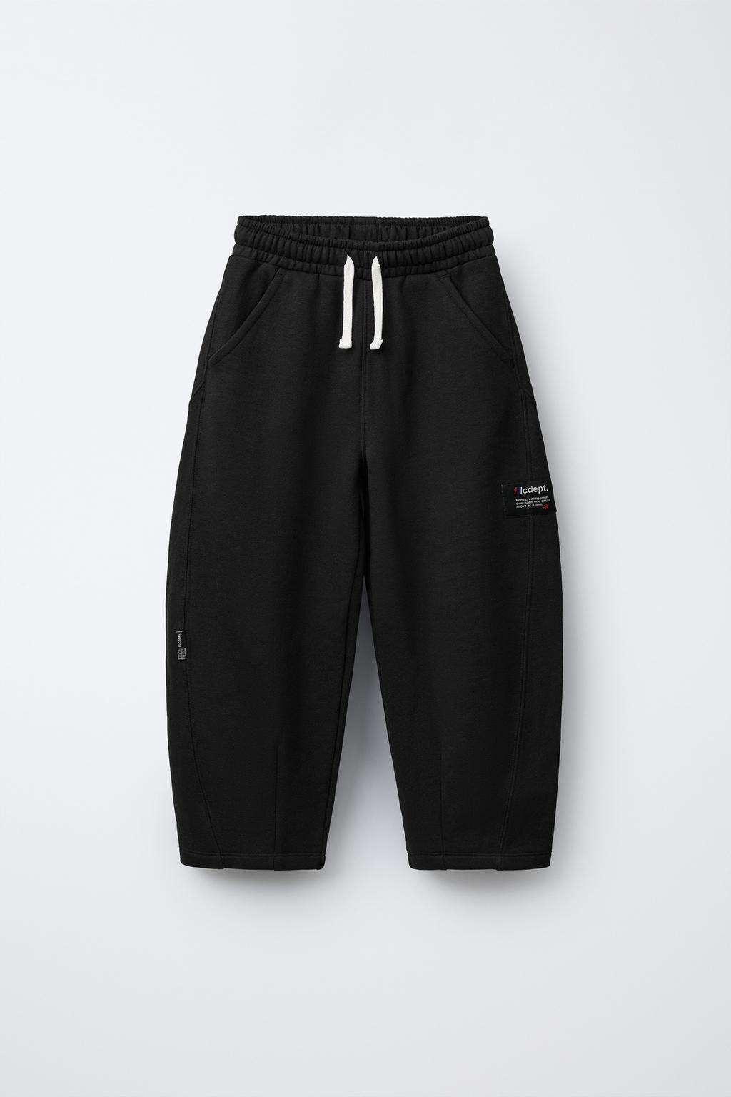 БРЮКИ BARREL ИЗ МЯГКОЙ ТКАНИ С НАШИВКОЙ