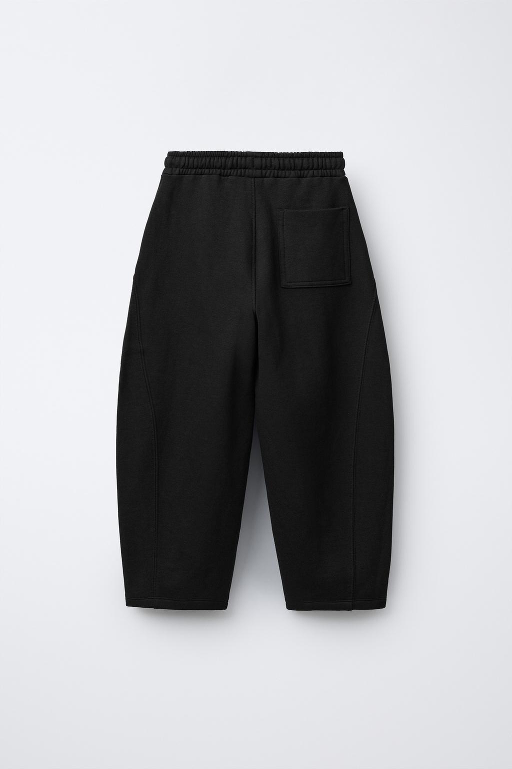 БРЮКИ BARREL ИЗ МЯГКОЙ ТКАНИ С НАШИВКОЙ