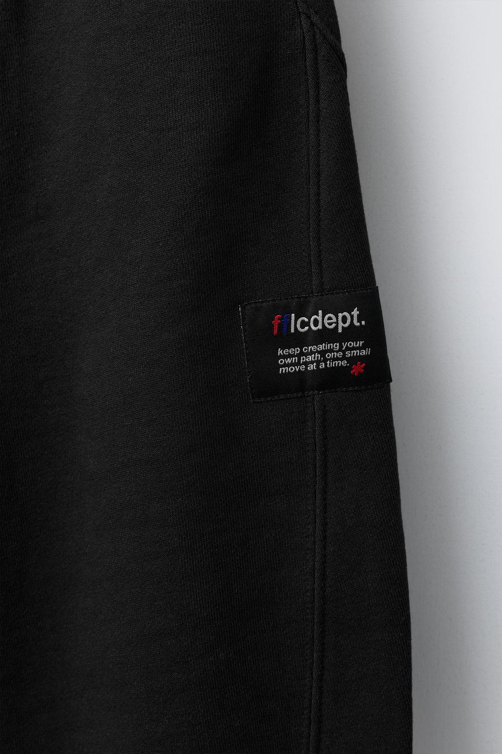 БРЮКИ BARREL ИЗ МЯГКОЙ ТКАНИ С НАШИВКОЙ