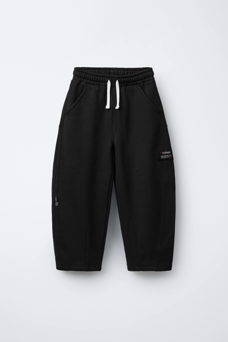 БРЮКИ BARREL ИЗ МЯГКОЙ ТКАНИ С НАШИВКОЙ