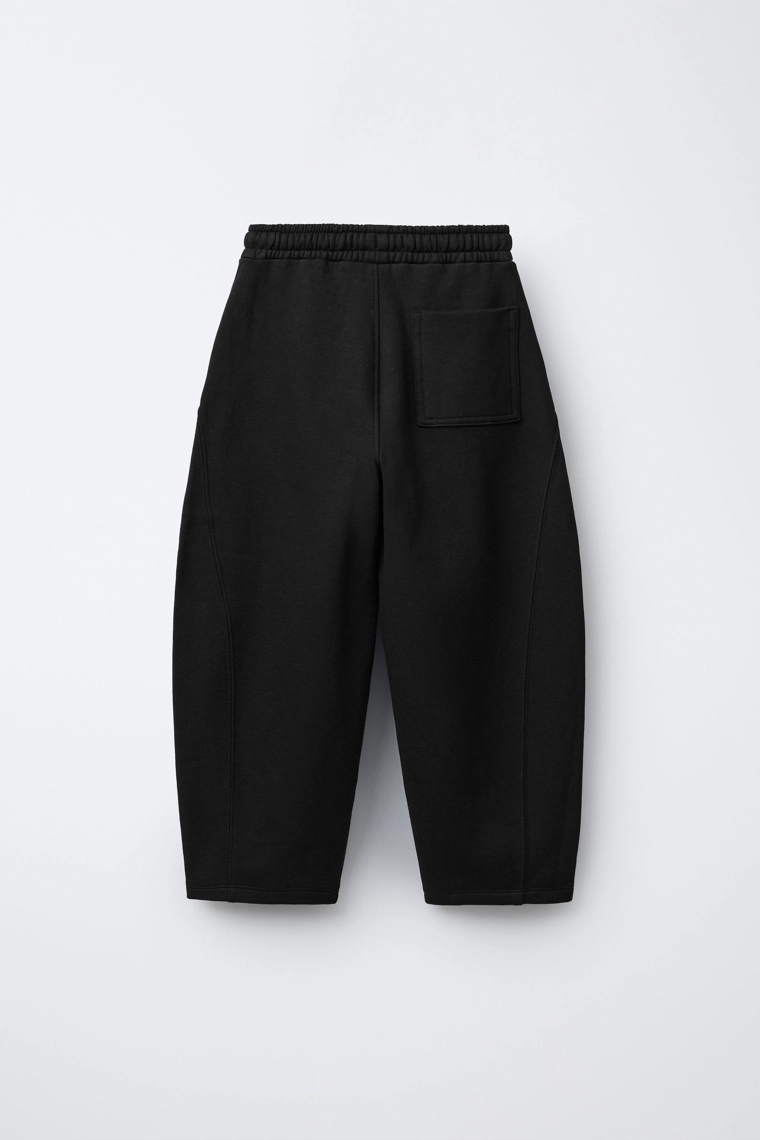 БРЮКИ BARREL ИЗ МЯГКОЙ ТКАНИ С НАШИВКОЙ