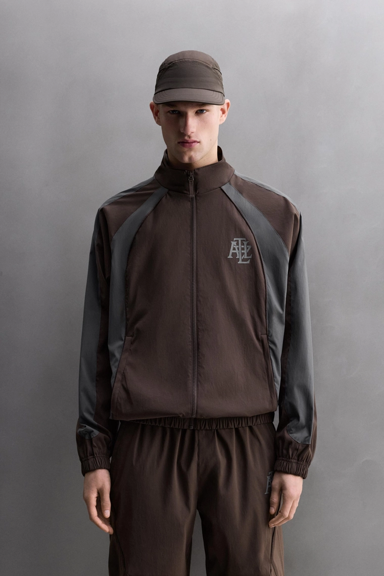 ФУТБОЛЬНАЯ КУРТКА ИЗ ВЫСОКОТЕХНОЛОГИЧНОЙ ТКАНИ В СТИЛЕ КОЛОР-БЛОК