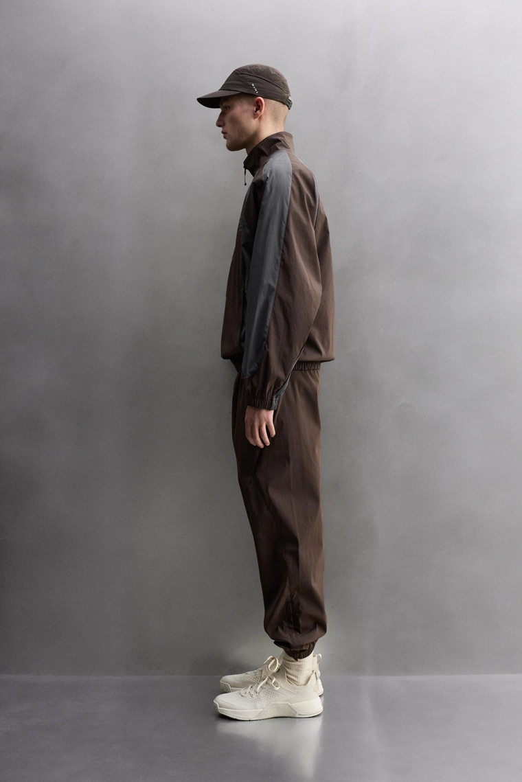 ФУТБОЛЬНАЯ КУРТКА ИЗ ВЫСОКОТЕХНОЛОГИЧНОЙ ТКАНИ В СТИЛЕ КОЛОР-БЛОК