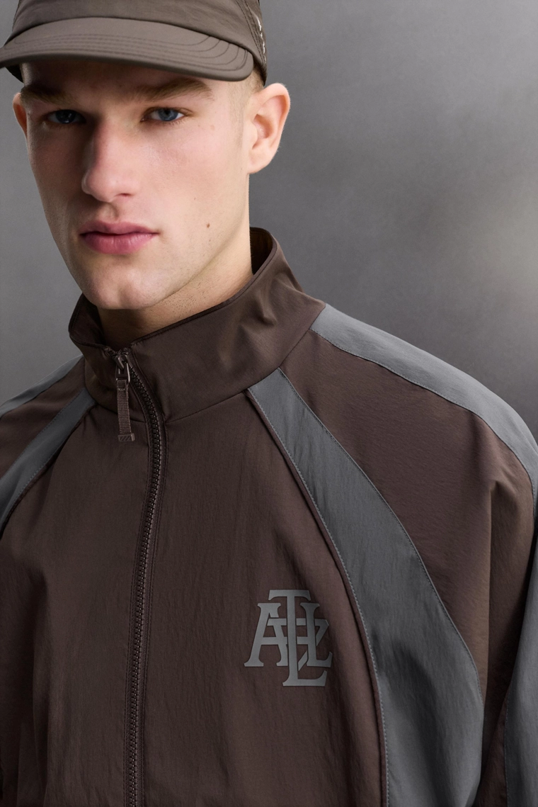 ФУТБОЛЬНАЯ КУРТКА ИЗ ВЫСОКОТЕХНОЛОГИЧНОЙ ТКАНИ В СТИЛЕ КОЛОР-БЛОК