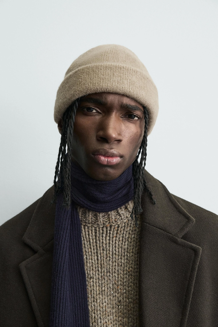 КОРОТКАЯ ВЯЗАНАЯ ШАПКА БИНИ С НАЧЕСОМ